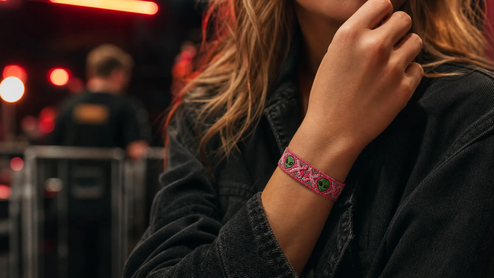 Persona adulta usando una pulsera bordada rosa personalizada