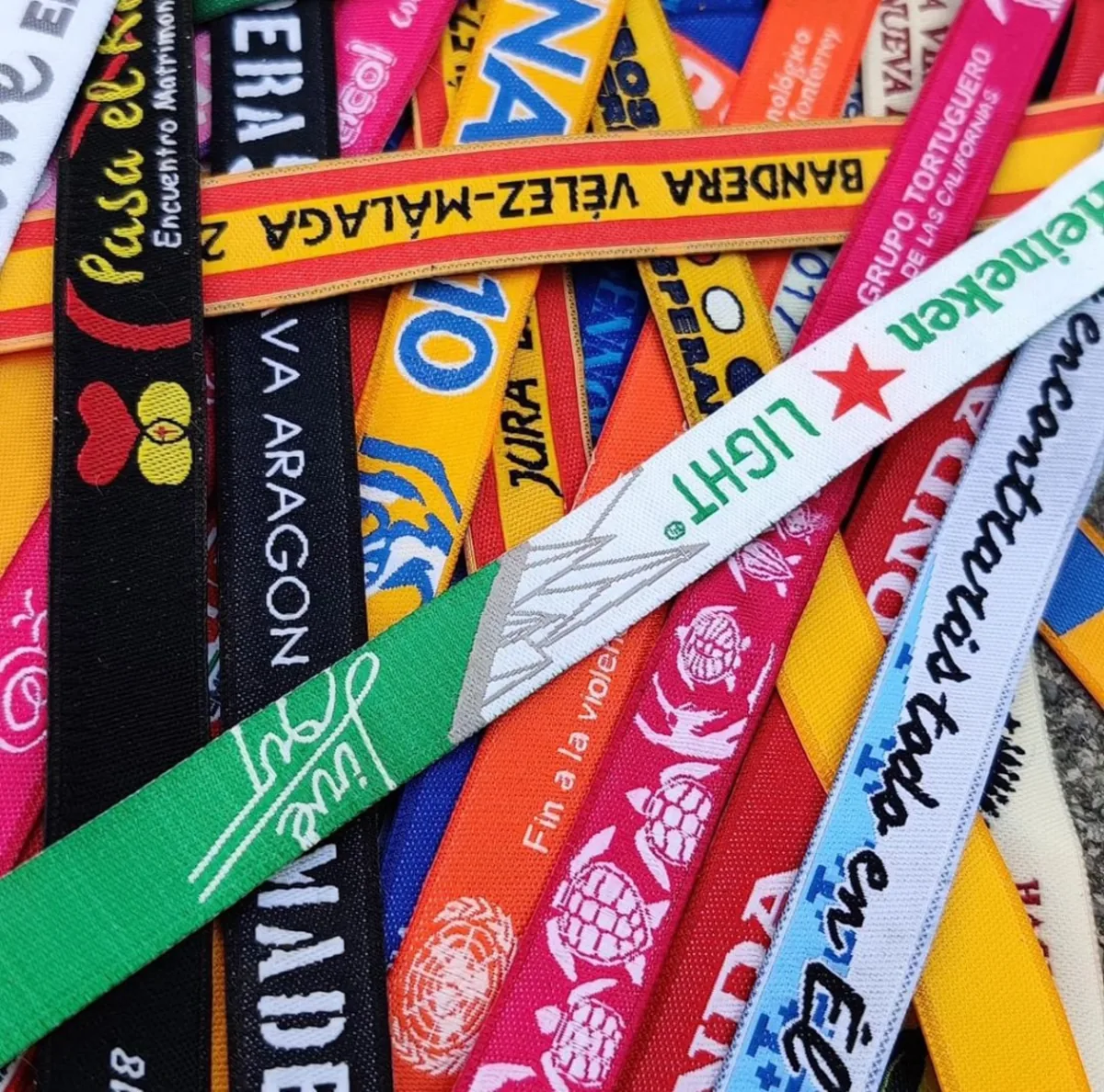 Pulseras bordadas hechas en México