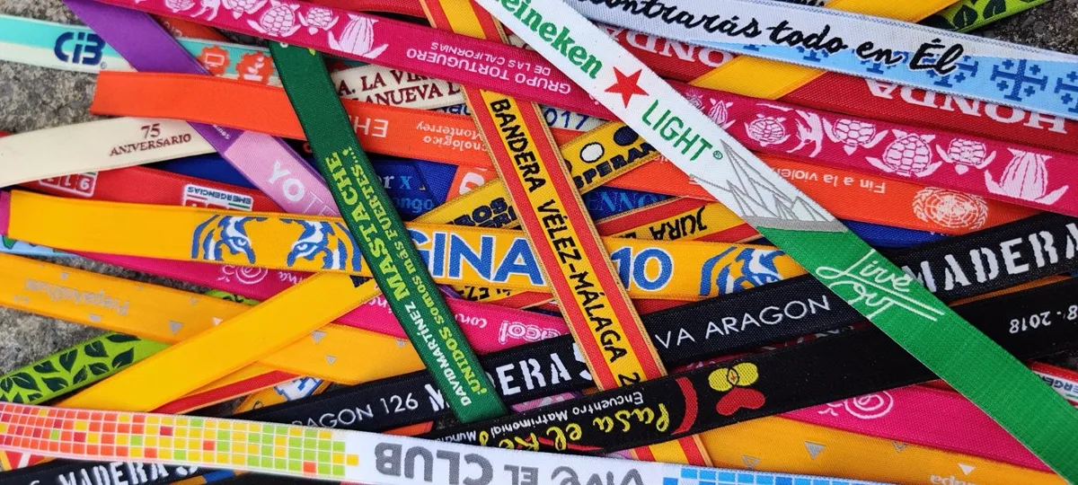Pulseras bordadas personalizadas en varios colores