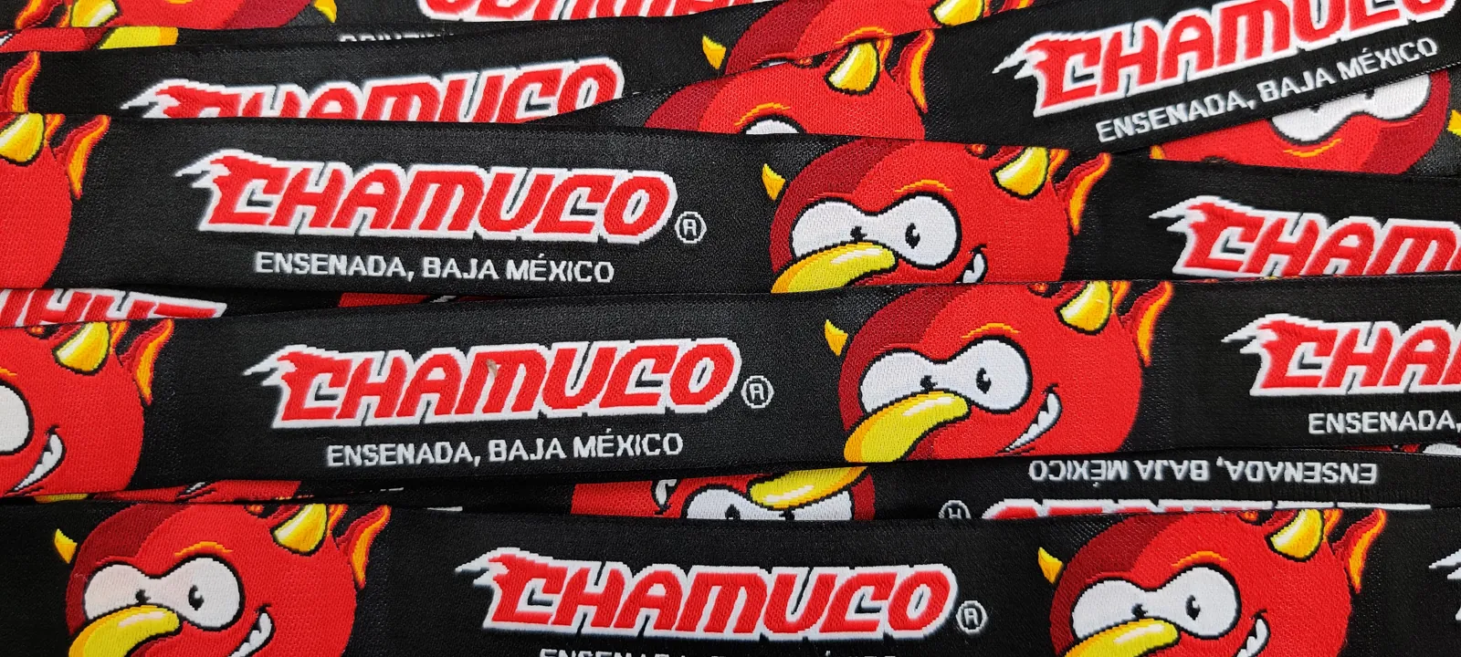 Pulseras bordadas de colores